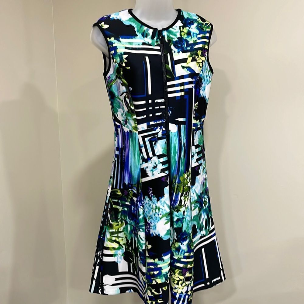 NWOT Sandra Darren abstract zip up dress. Size 6 S small